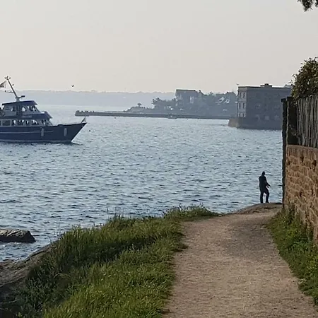 A Babord ! Pres Du Port.